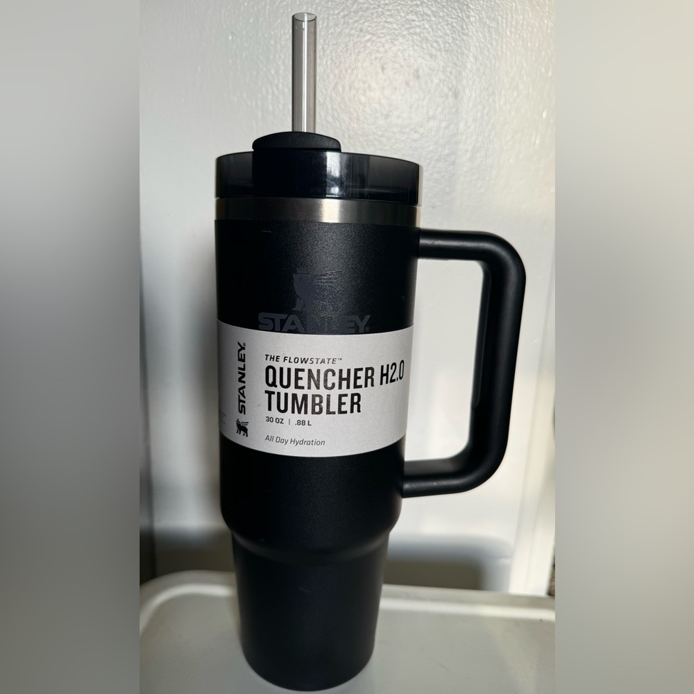 Stanley 30oz Tumbler Brand new. Little blemishes and no dents on bottom.